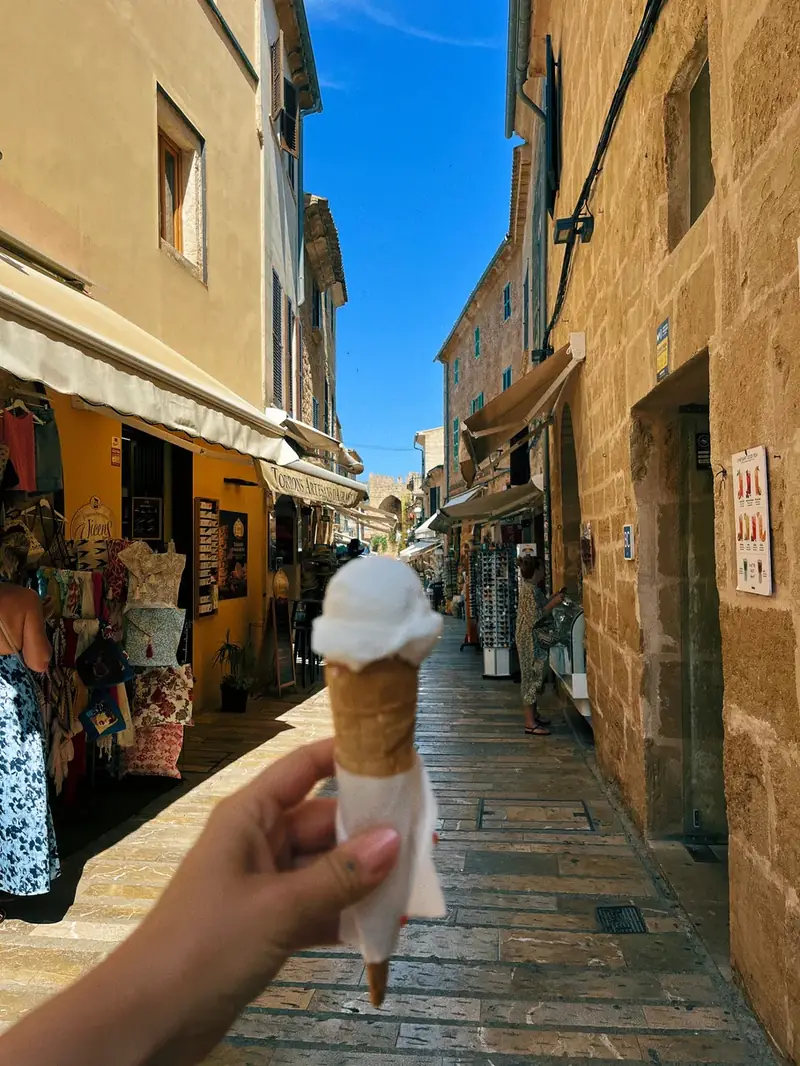 Glace dans une ruelle en voyage